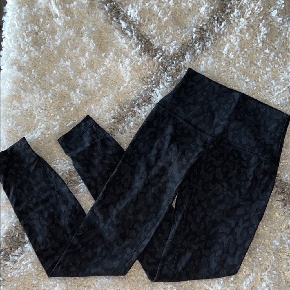 Lululemon aligns 25” leopard print leggings
